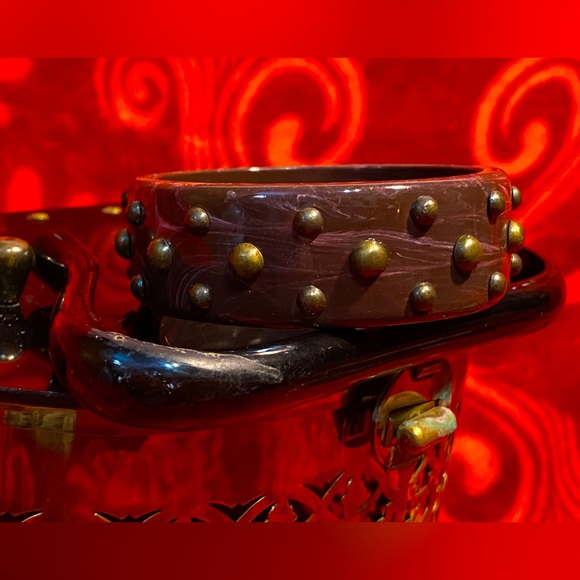 Sale 3/$20 VTG chunky lucite bangle, marbled chocolate brown with bronze studs - Picture 3 of 10